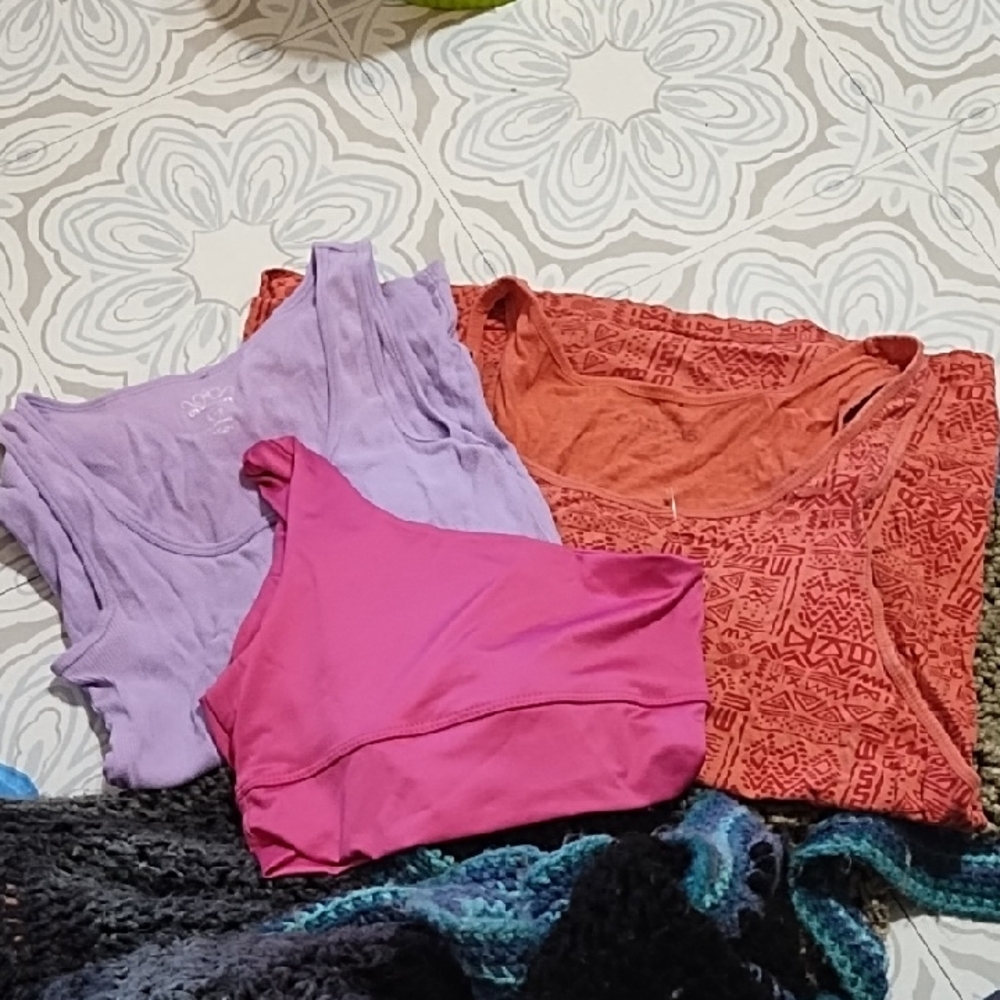 Colorful Tank Tops 3 Pieces Purple Coral Pink Sz Med Large Athletic Summer Tops